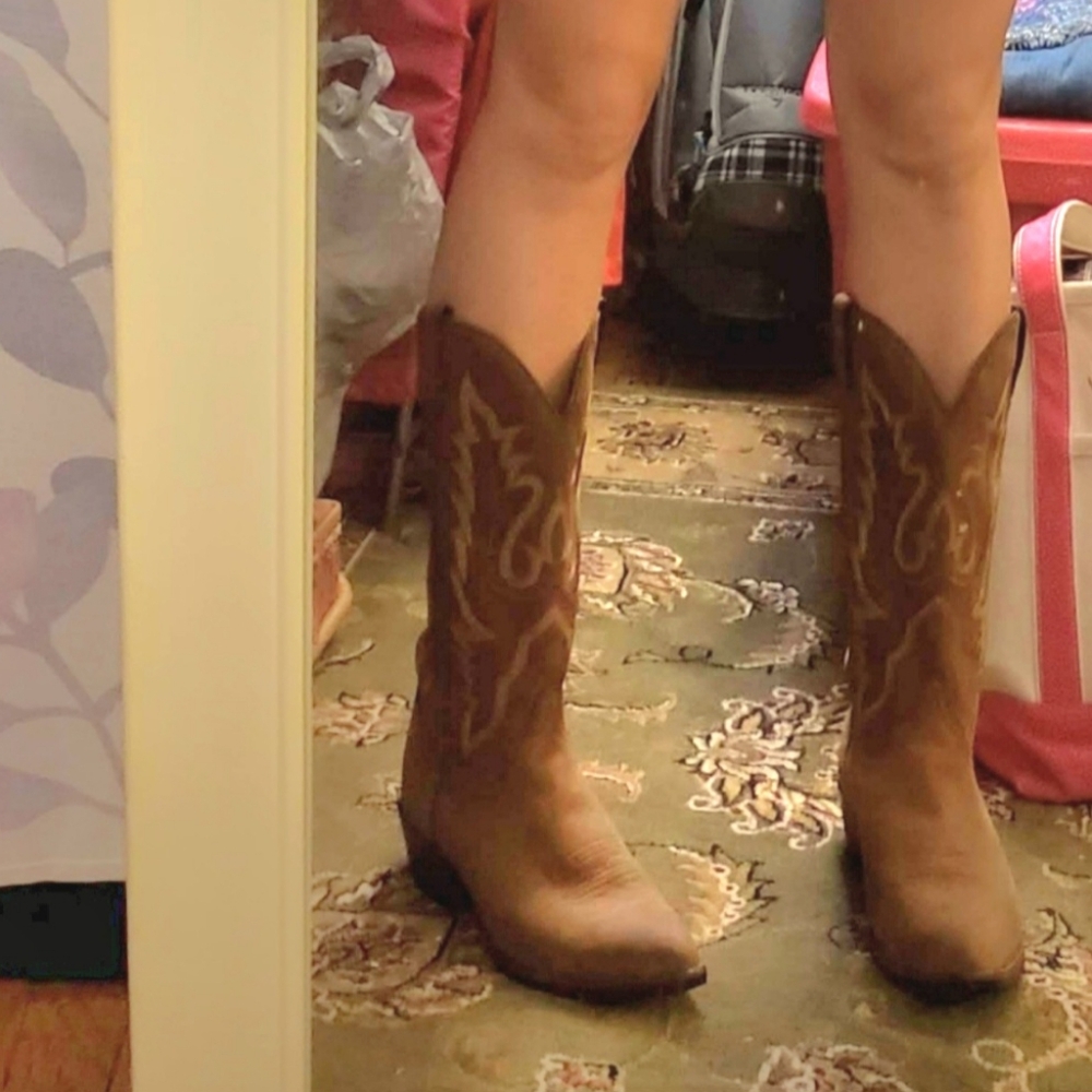 Cow girl boots 👢 😍